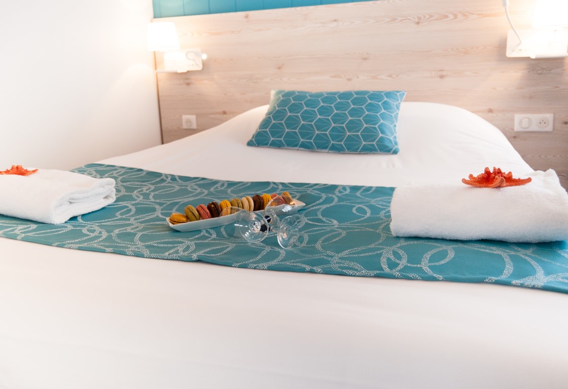 https://hotel-saintjeandemonts.com/wp-content/uploads/2015/09/acceuil-Vip-Macarons-et-Cérons-hotel-la-cote-oceane-Saint-jean-de-Monts-2-Moyen.jpg